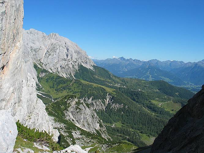 28 Blick vom Tor zur Talstation Dachstein Seilbahn